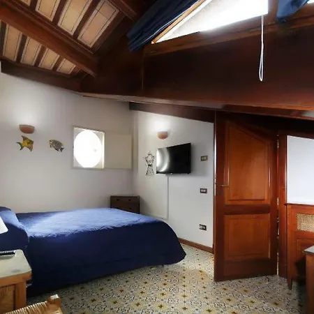 Sleeps 14 Air Con